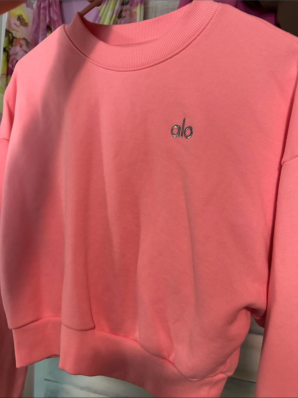 ALO Yoga Neon Bubblegum Pink Cropped Accolade Crewneck Sweatshirt Medium - Picture 5 of 11